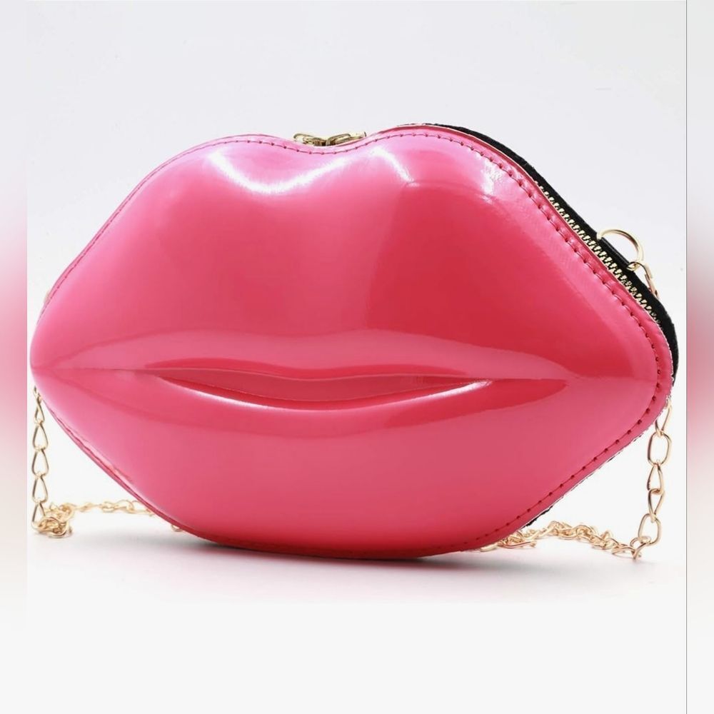 🔸️NIB Fuchsia 3D Lip Shaped Crossbody Purse